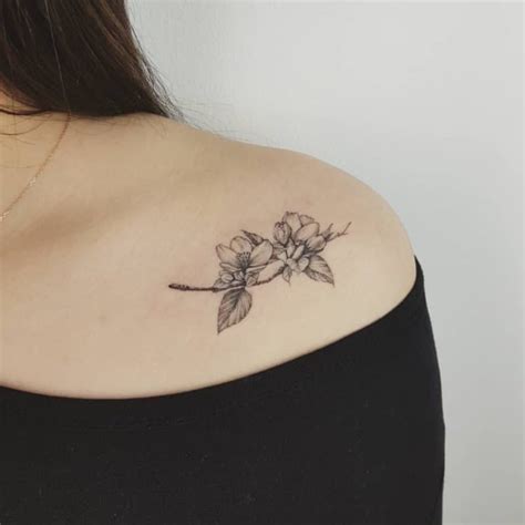 tatuajes de pecho mujer|36 tatuajes en el pecho o pectoral para mujeres